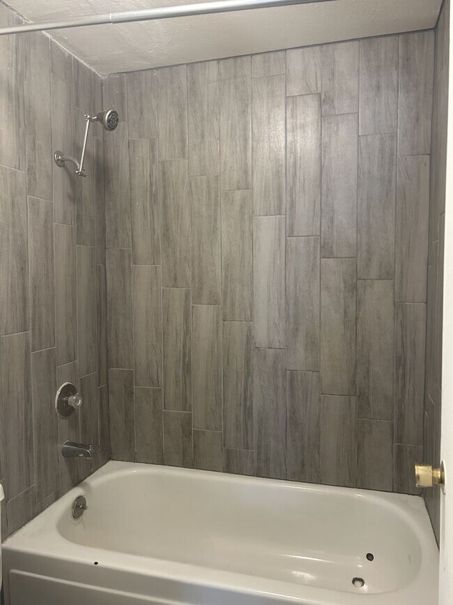 Building Photo - Wonderful 1 BR/1 BA Ground Floor Condo in ...