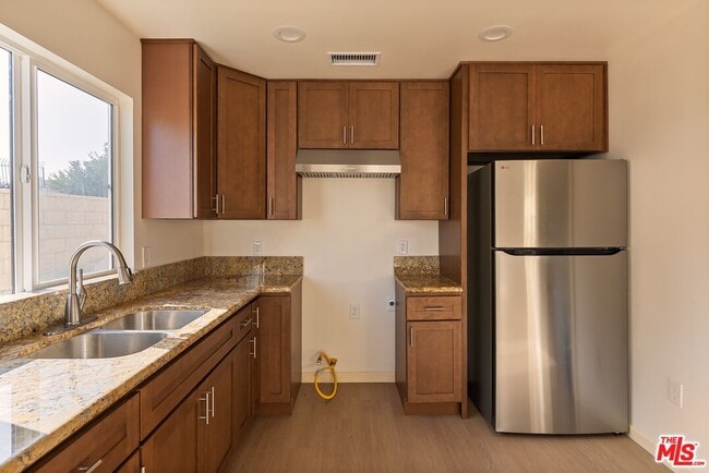 Building Photo - 1118 W 110th St