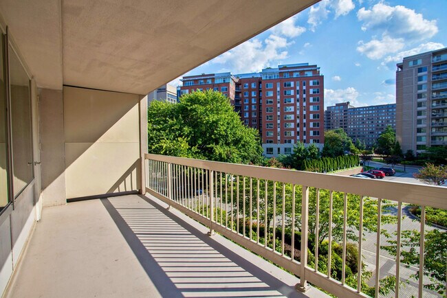 Building Photo - 1600 S Eads St