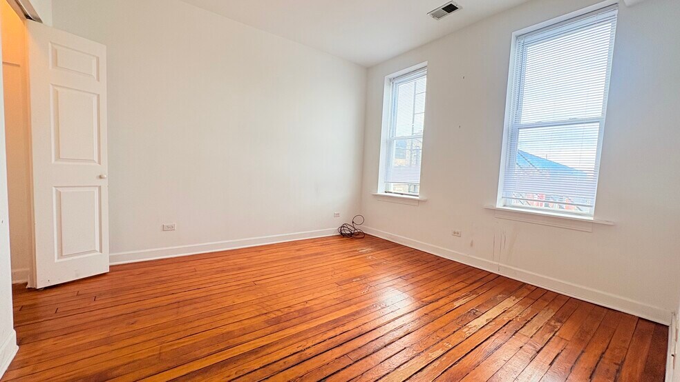 Building Photo - 1112 W 18th St