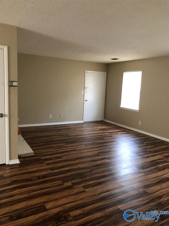 Building Photo - 8204 Willowbrook Cir SE