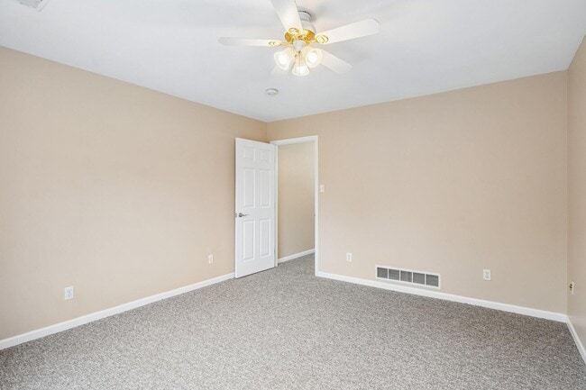 Building Photo - 1819 Brookview Dr