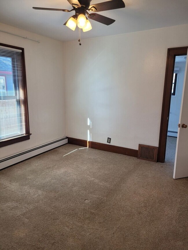 Building Photo - 2 bed 2 bath house