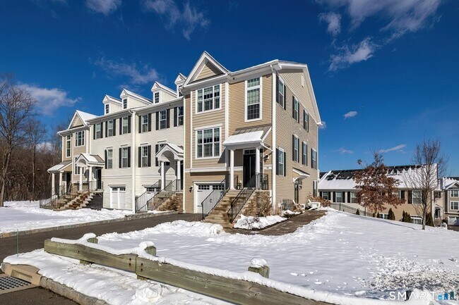 Building Photo - 35 Moorland Dr