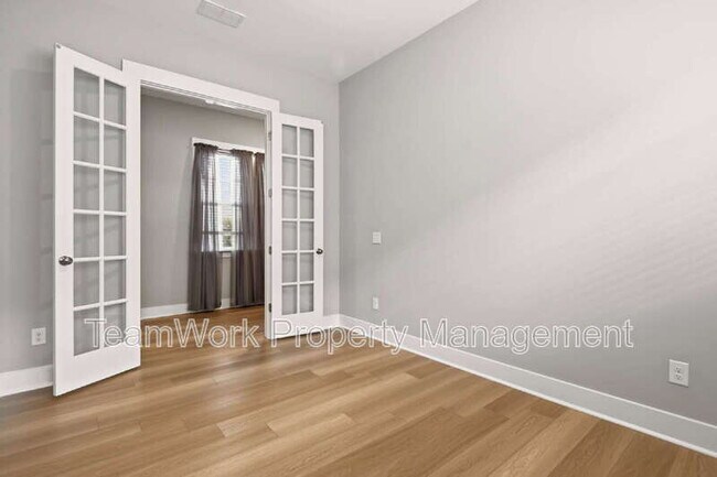 Building Photo - 553 Sound Dr