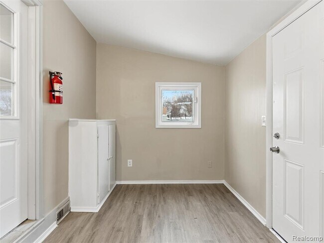 Building Photo - 108 W Kalama Ave