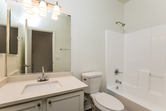 Building Photo - 82 6th Ave W