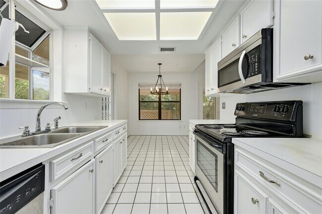 Building Photo - 6713 Silvermine Dr