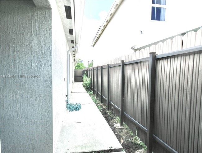 Building Photo - 561 NE 6th Pl