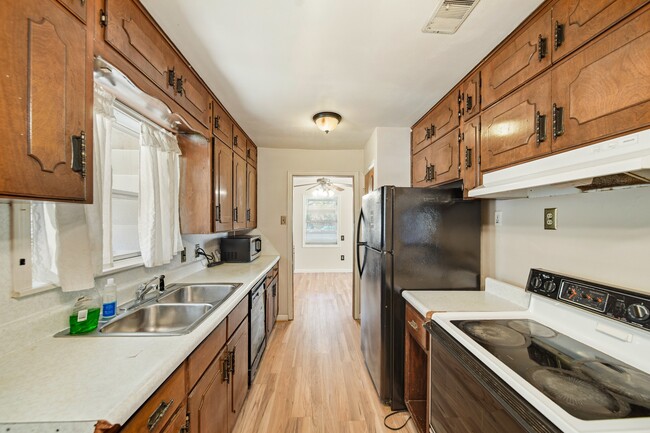 Building Photo - 602 N Circle Dr