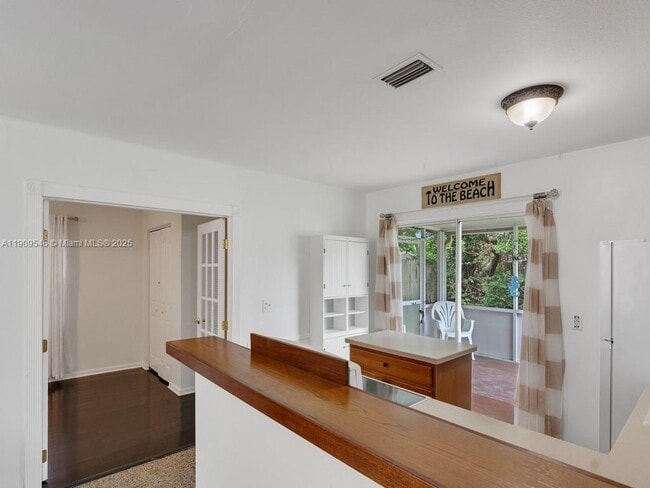 Building Photo - 1650 5th Ave