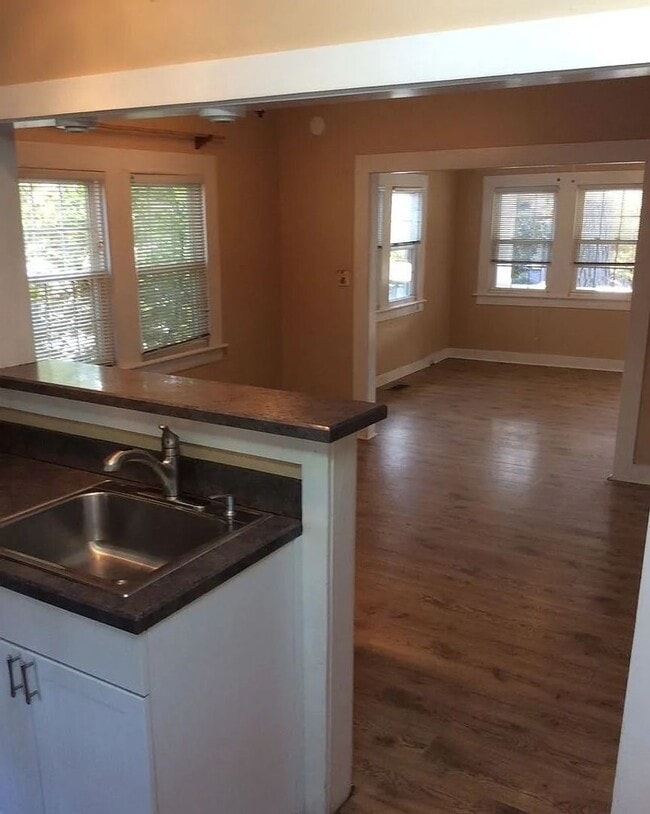 Building Photo - Charming 2-Bedroom 1 Bathroom Home located...