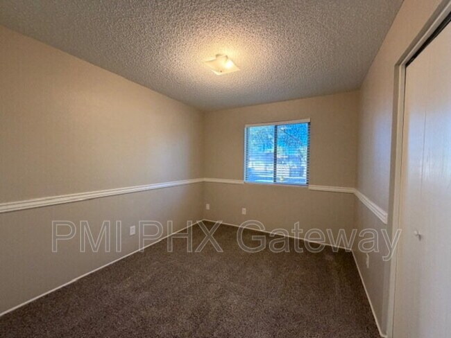 Building Photo - 5135 E Evergreen St