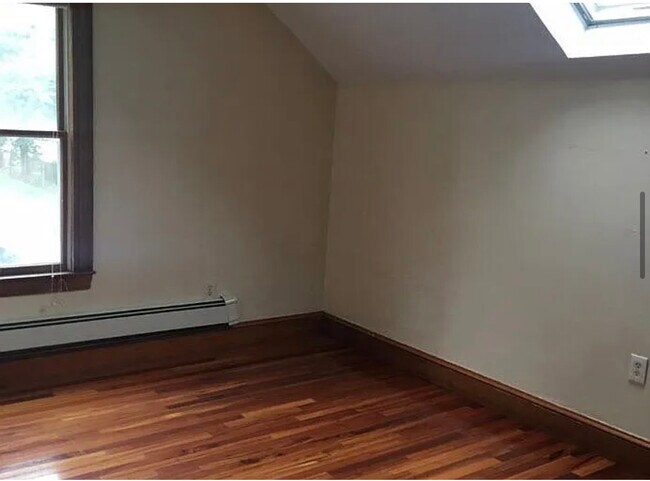 Building Photo - 87 Van Zandt Ave