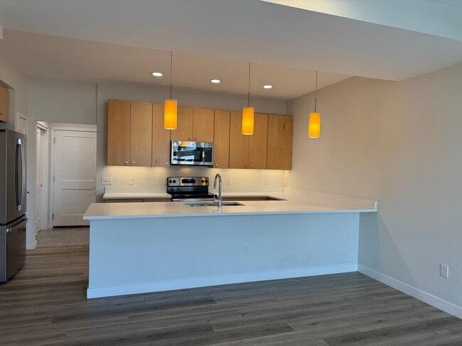 Building Photo - Fresh-Modern-Convenient 2/3/2 Twnhome