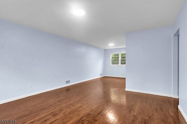 Building Photo - 235 Lakewood Dr
