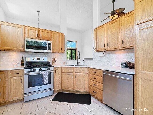 Building Photo - 717 Ashley Dr