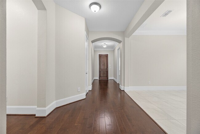 Building Photo - 10510 Trinity Springs Dr