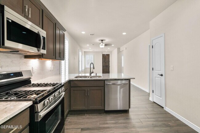 Building Photo - 14735 Pebble Hills Blvd