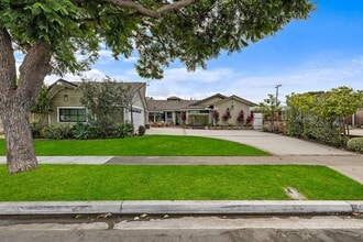 Building Photo - Beautifully Remodeled Rossmoor Home in a P...