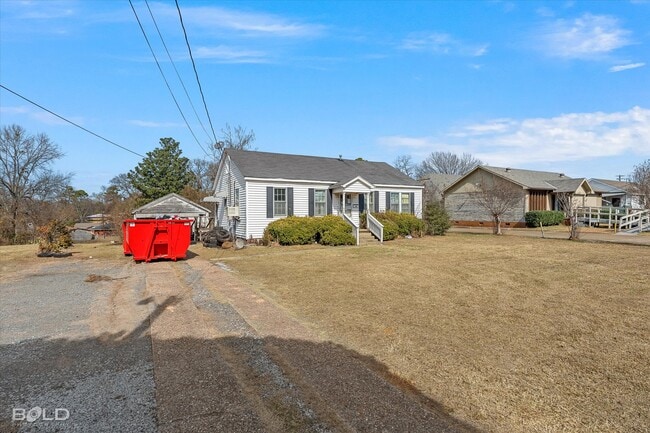 Building Photo - 3814 Lakeshore Dr