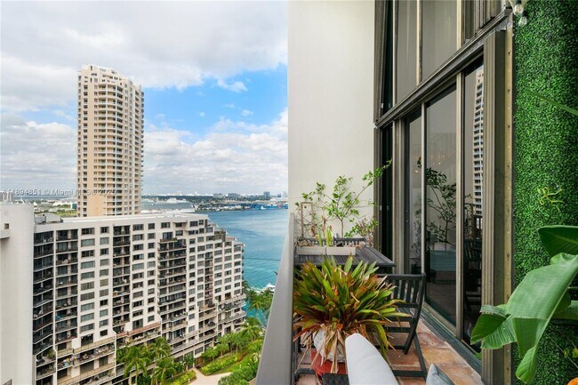 Building Photo - 520 Brickell Key Dr