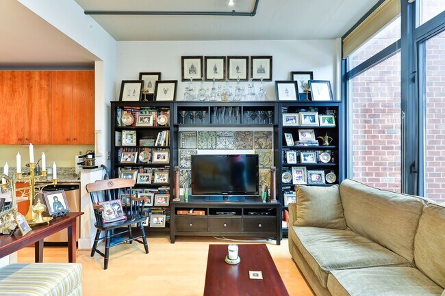 Building Photo - Gorgeous Light Filled 1Br Blocks to King St Metro