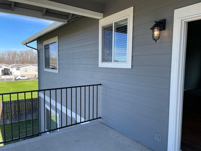 Building Photo - Newer-Very Nice 2 Bedroom 1 Bath Upstairs Noise Free Apartment****HALF OFF FIRST FULL MONTHS RENT...
