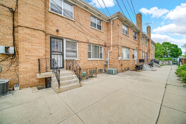 Building Photo - 7248 N Ridge Blvd
