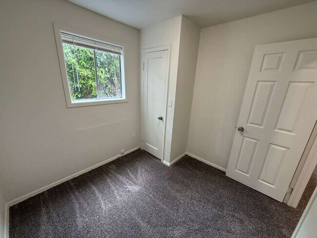 Building Photo - 3 Bedroom 1 Bathroom Greenwood Home!