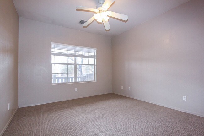 Building Photo - MOVE IN SPECIAL - 3 Bedroom Home in Quailwood