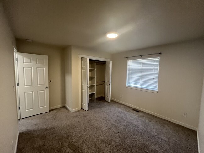 Building Photo - 1820 W Camelot Dr