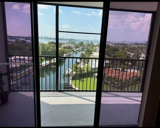 Building Photo - 2500 NE 135th St