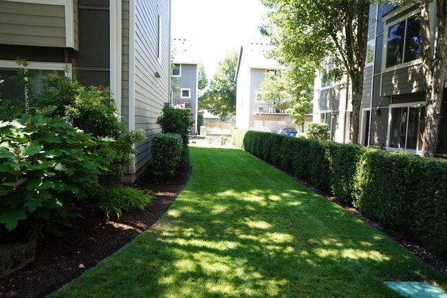 Building Photo - Beautiful Beaverton Townhouse