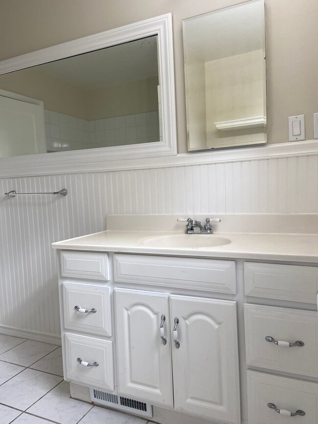 Building Photo - 3 Bed/2Bath Ready to Move In