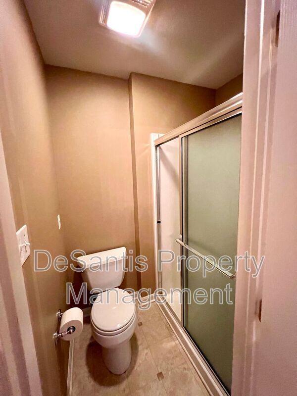 Building Photo - 945 Montclair Dr