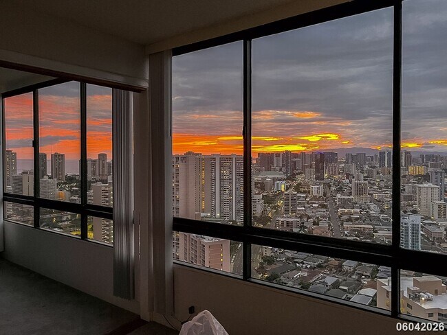 Building Photo - Luxury High-Rise Living on the 38th Floor