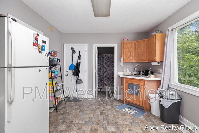 Building Photo - 1530 Quarry Ave NW