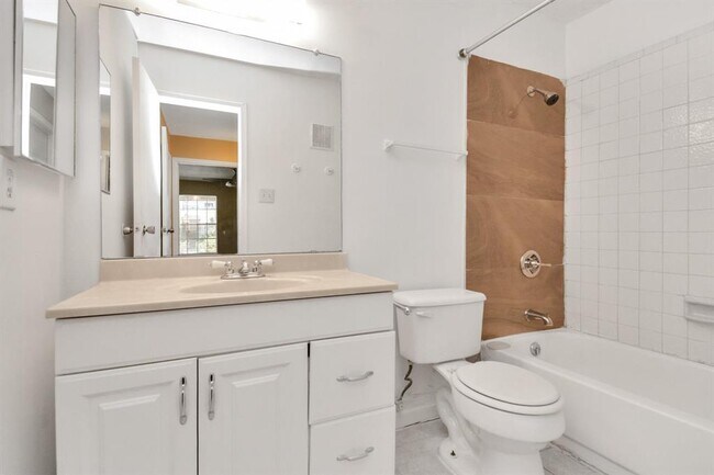Building Photo - 7400 Bellerive Dr