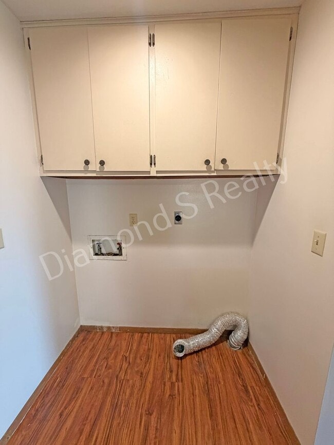 Building Photo - 2 Bedroom Duplex Available Now!  Great Location!