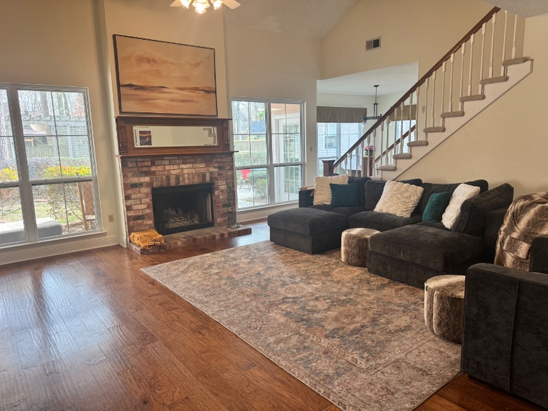 Building Photo - 350 Greenleaves Blvd