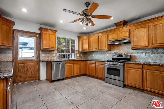 Building Photo - 922 S Bundy Dr