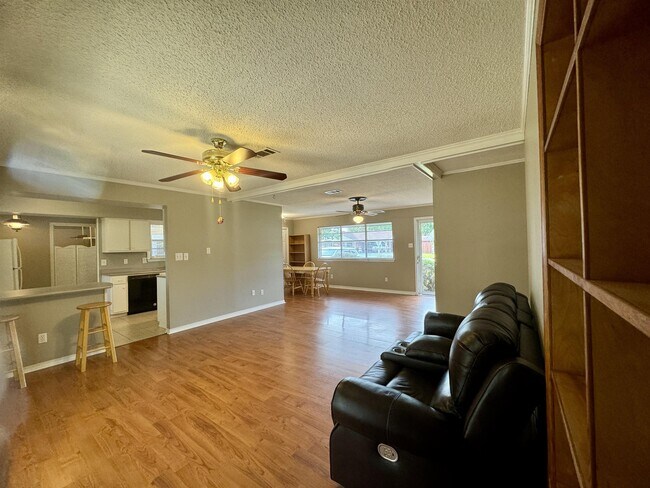 Building Photo - 2085 Trailwood Dr