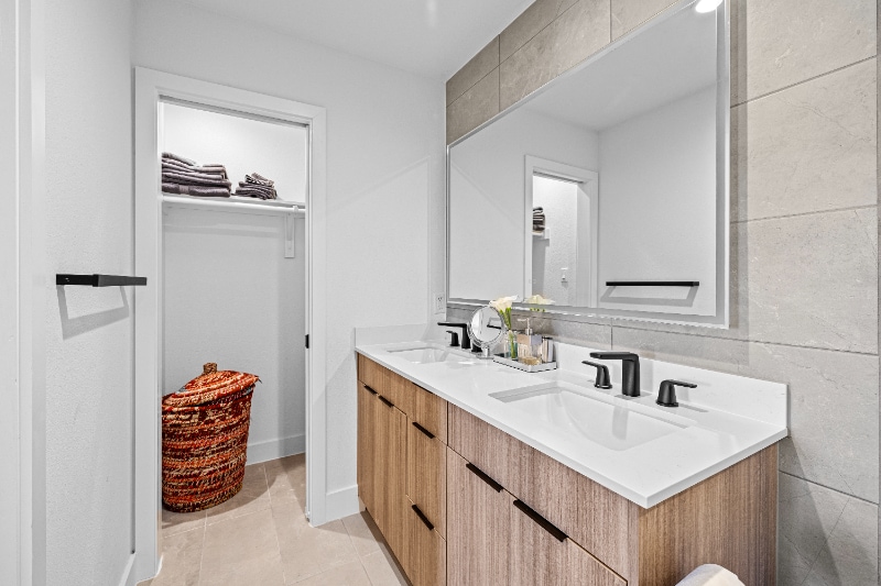 Building Photo - 1903 Albury Cove