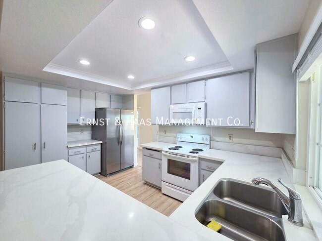 Building Photo - 1219 E Jay St