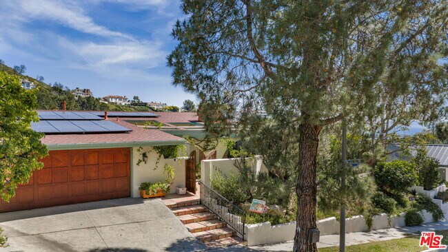 Building Photo - 1336 Bienveneda Ave