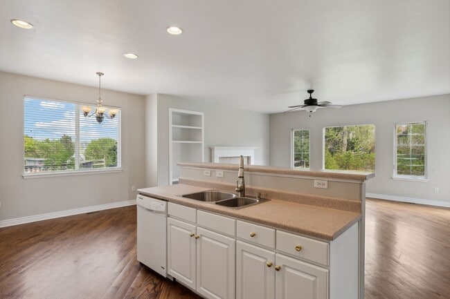 Building Photo - 17380 E Lake Dr