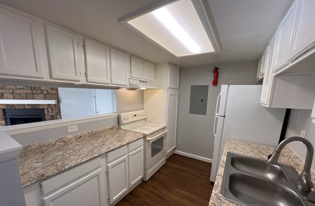 Building Photo - Spacious ground level 3 bedroom Condo in R...