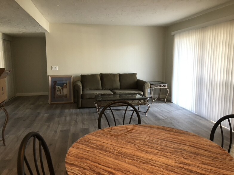 Open floor plan (Family Room, Dining and Kitchen area) w/ patio off Family room - 440 W Citracado Pkwy