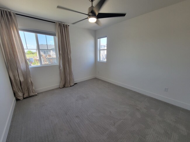 Building Photo - Stunning and spacious 4.5 bedroom, 3 bathroom home located in Morgan Hill